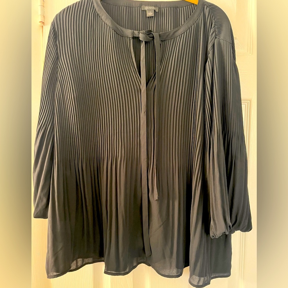 Ann Taylor Shirt in black